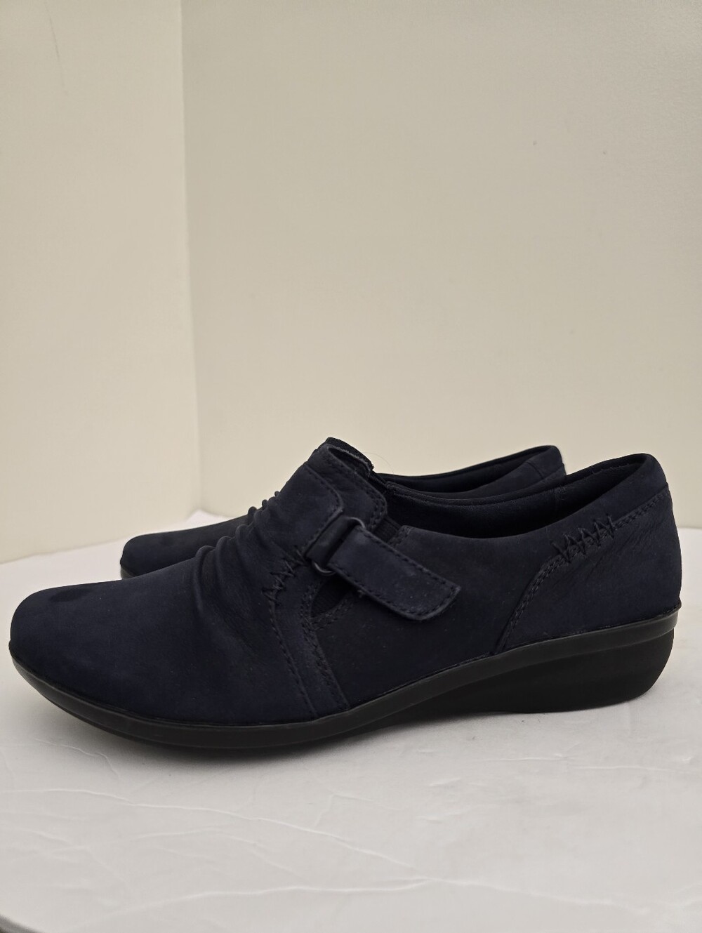 CLARKS size 7W Everlay Coda Leather Suede Cushion Soft Loafers Navy Blue - Picture 1 of 13